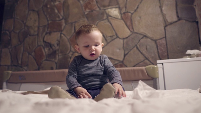4K可爱的宝宝在床上玩视频素材