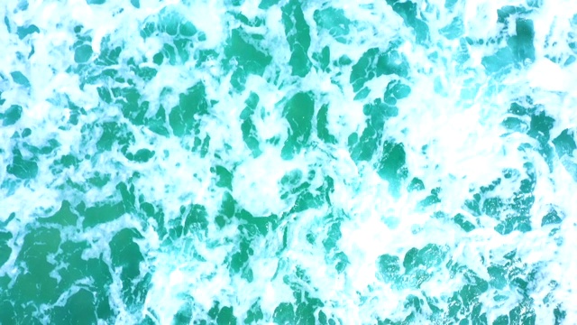 美丽的绿色海洋的直接上方视频素材