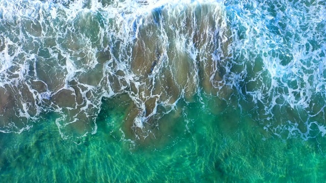 大海中的一个波浪视频下载