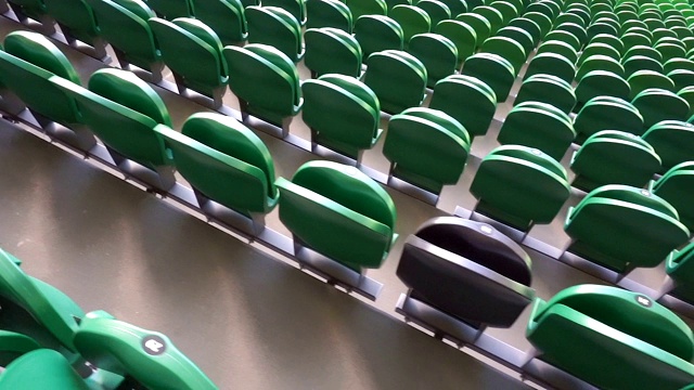 体育场里空荡荡的塑料座位。没有球迷的比赛。视频素材