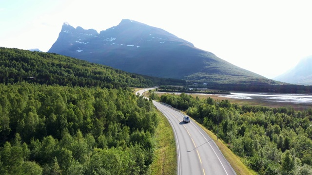 挪威乡村公路上的汽车鸟瞰图视频下载