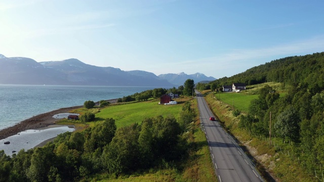 挪威乡村公路上的汽车鸟瞰图视频素材