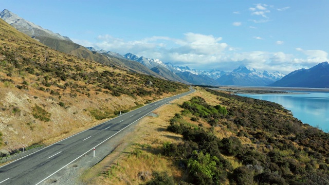 令人惊叹的风道风景与山脉和冰川湖，鸟瞰。新西兰库克州80号公路。视频下载