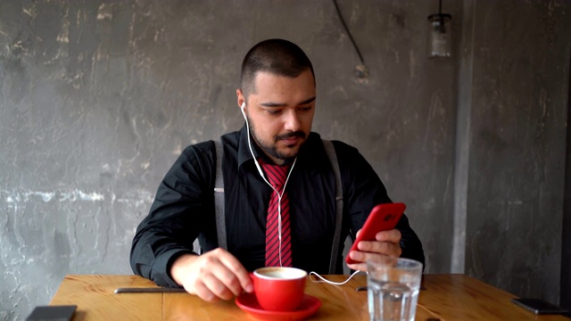 一名商人在餐馆里用智能手机阅读信息视频素材