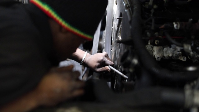 柴油技术员在发动机上工作。视频素材