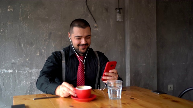 商人使用智能手机和喝咖啡视频素材
