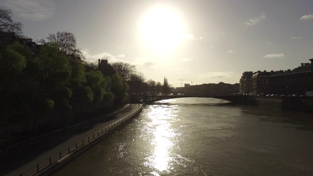 巴黎的码头和塞纳河。针对光视频素材