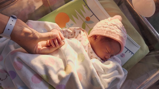 妈妈和熟睡的新生儿在医院里视频素材