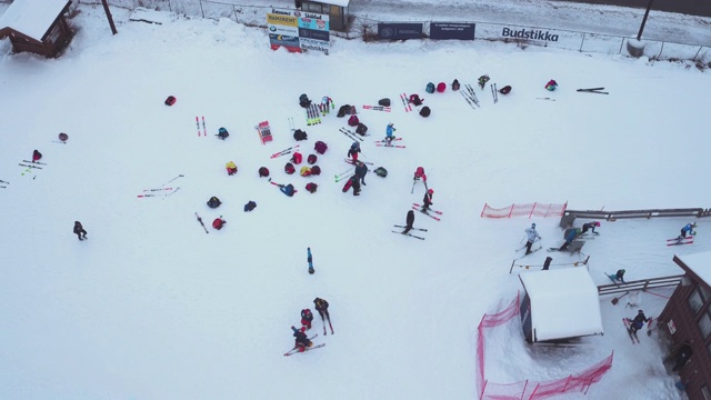 无人机拍摄的一群人准备滑雪视频下载