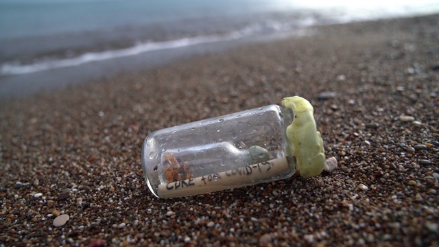 高清视频信息在瓶子与文字'治愈'在海滩沙滩上海浪视频下载