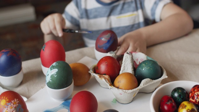 小男孩在复活节彩蛋上作画视频下载