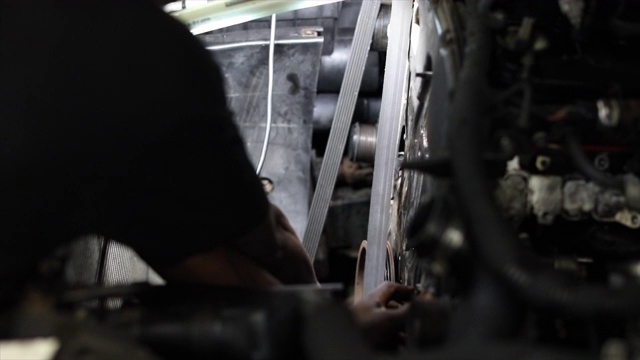 柴油技术员在发动机上工作。视频下载