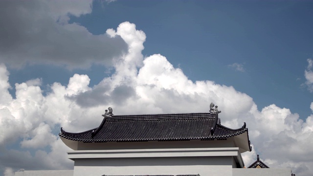 云在中国寺庙屋顶上盘旋，时间流逝。视频下载