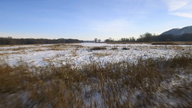 无人机拍摄的冰冻的密西西比河视频下载