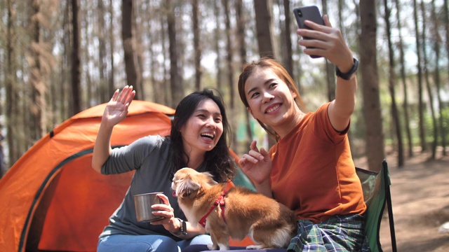 年轻的亚洲女孩使用手机自拍概念。股票视频视频下载