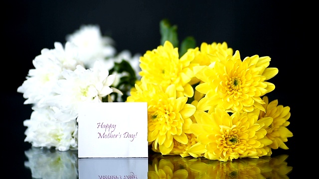 送给妈妈一束白色菊花和一张贺卡视频下载