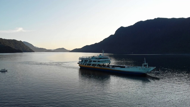 一艘渡船抵达智利巴塔哥尼亚的霍诺皮仁视频素材