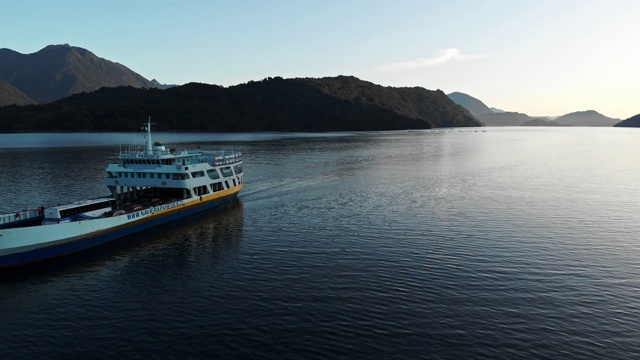 一艘渡船抵达智利巴塔哥尼亚的霍诺皮仁视频素材