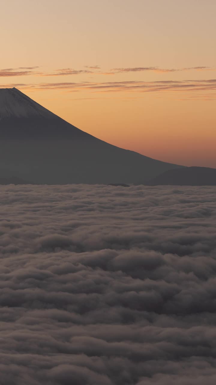 黎明时分，云海中的富士山(垂直/延时/平移)视频素材