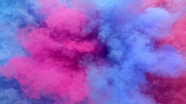 一个表面充满了一半蓝色和一半粉色的粉末向相机喷射，在近距离和超慢的动作中创造出烟熏的纹理视频下载