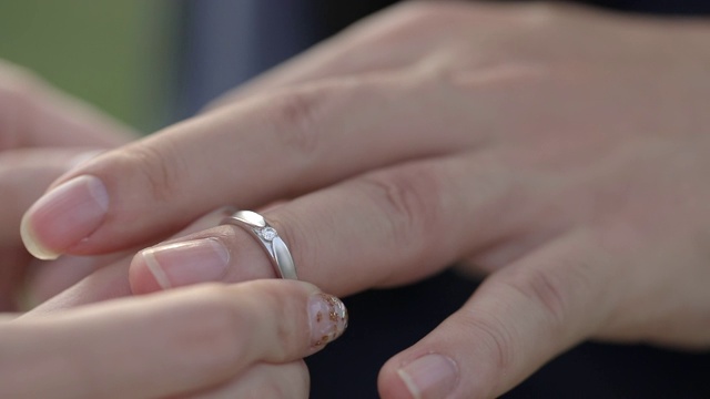 新娘和新郎在婚礼上交换结婚戒指。视频素材
