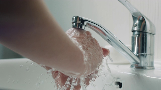 在浴室洗手的女人视频素材