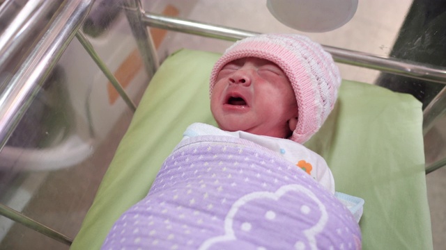 新生女婴出生后在医院哭泣视频素材