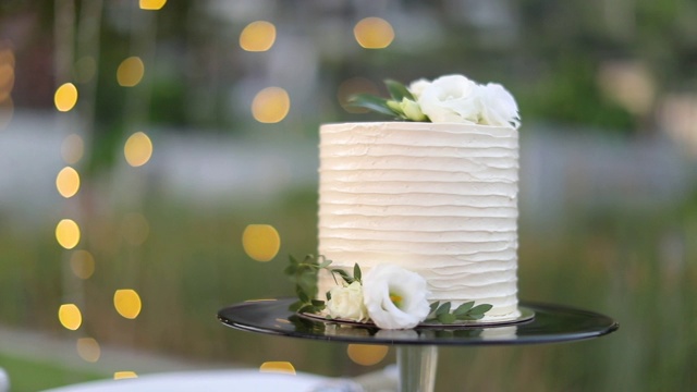 美丽的婚礼蛋糕装饰鲜花和白色基调。视频素材