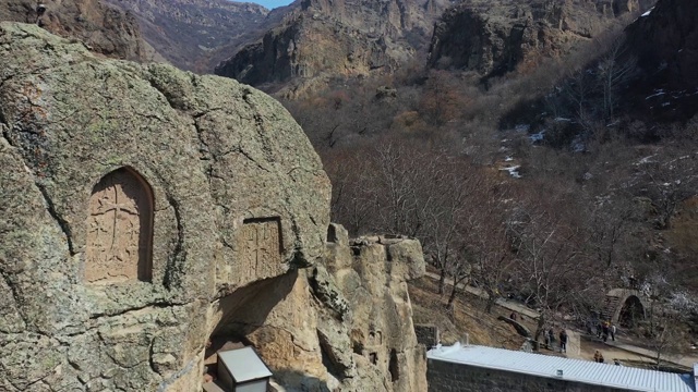 高加索山脉的盖加德岩石修道院。视频素材