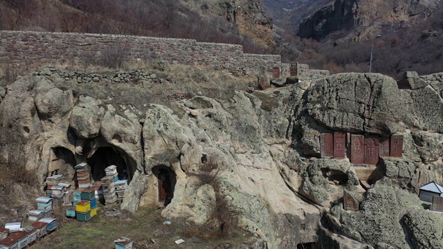高加索山脉的盖加德岩石修道院。视频素材