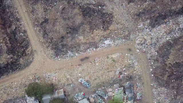 头顶上的无人机向垃圾场的小棚屋射击视频素材