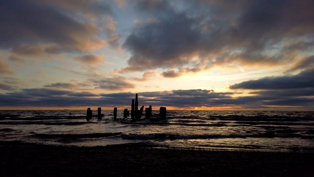波罗的海日落时壮观的天空。立陶宛尼达海滩(Timelapse)视频下载