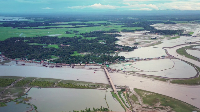 无人机拍摄的考克斯巴扎尔的自然河流和森林视频下载