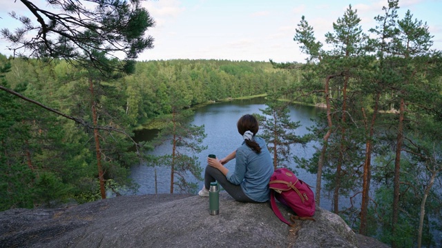 在芬兰看湖喝茶的女人视频下载