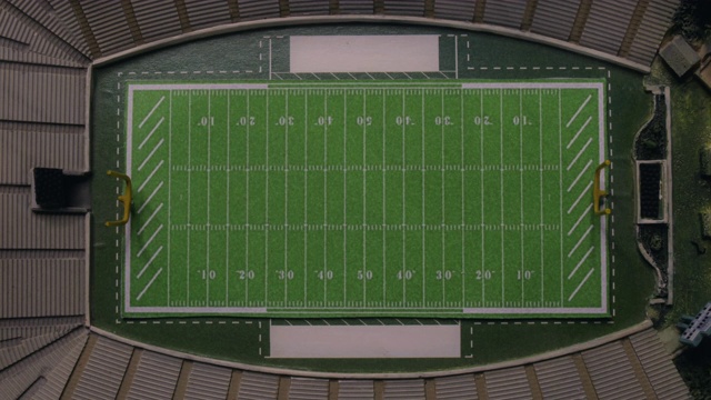 微型足球场/体育场无人机/运动滑块跟踪和多莉从高空拍摄视频素材