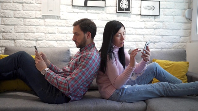 一对无聊的夫妇把时间花在手机社交媒体上视频素材