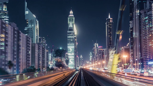 在迪拜市中心的夜晚乘坐地铁/阿联酋迪拜视频素材