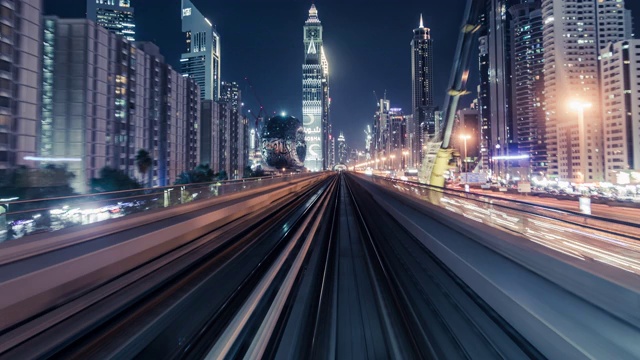 在迪拜市中心的夜晚乘坐地铁/阿联酋迪拜视频下载