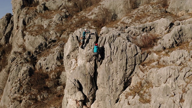 大自然中喜欢冒险的攀岩者视频下载