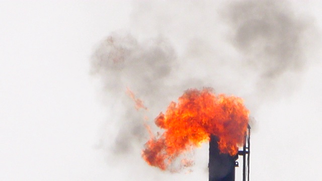 炼油厂起火了视频素材