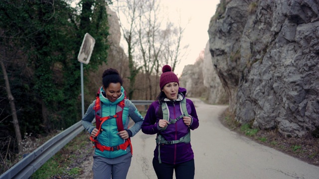 两个女人在大自然中徒步旅行视频下载