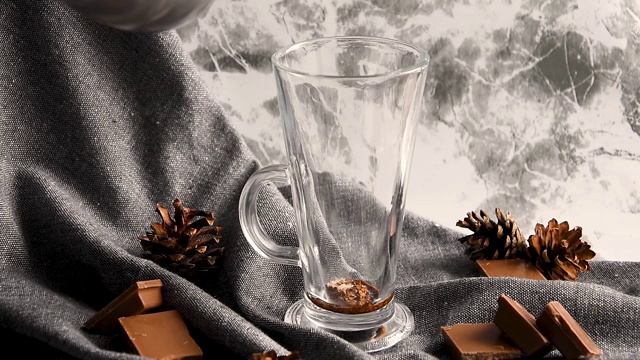 完整的咖啡制作过程，用牛奶和奶油肉桂制作卡布奇诺拿铁艺术咖啡视频素材