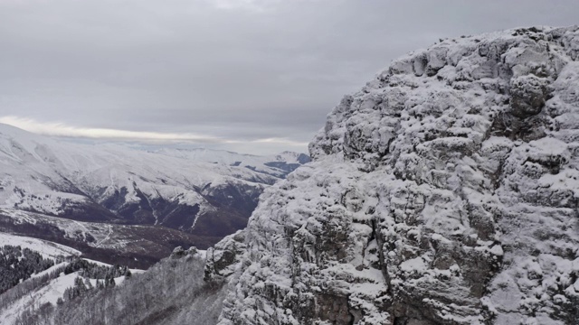 从山顶鸟瞰冬天美丽的风景。股票视频视频素材
