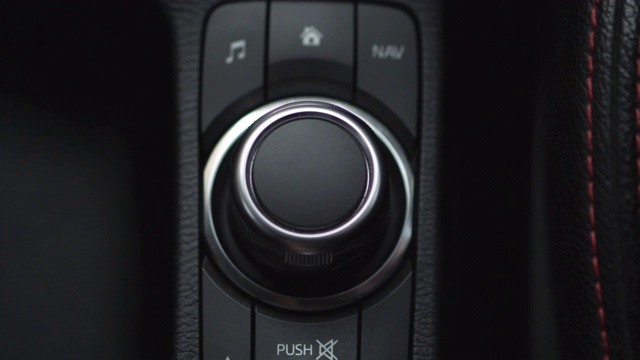 近景:女人手动转动汽车控制按钮视频素材
