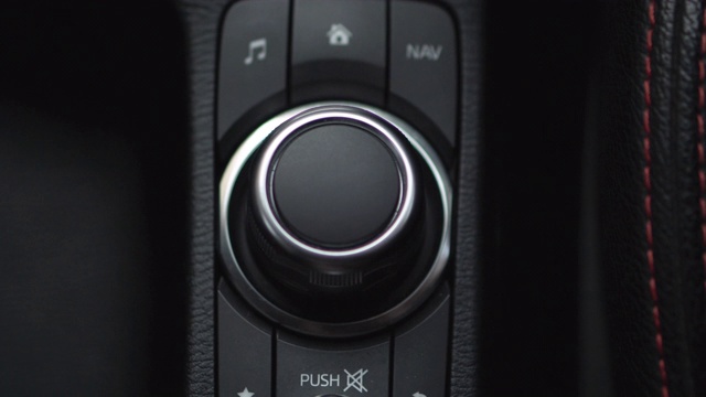 近景:女人手动转动汽车控制按钮视频素材