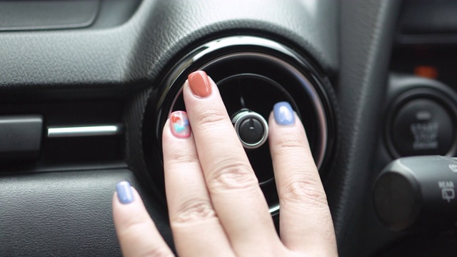 特写:女性手控汽车空调系统的控制台网格面板视频素材