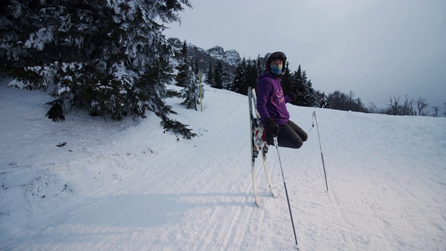 滑雪者站在滑雪和摆姿势股票视频视频素材