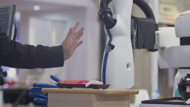 男性工程师目前与女仆机器人手臂虚拟人工作。视频素材