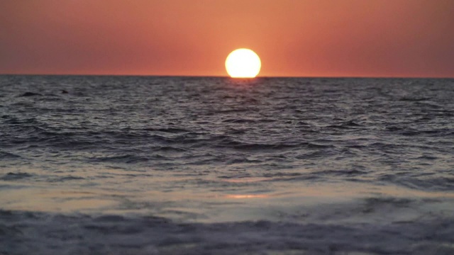 全高清全时间镜头和声音实时欧米茄日落在海上视频下载