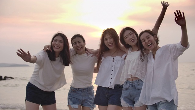 慢动作亚洲女性朋友在海滩上玩视频素材
